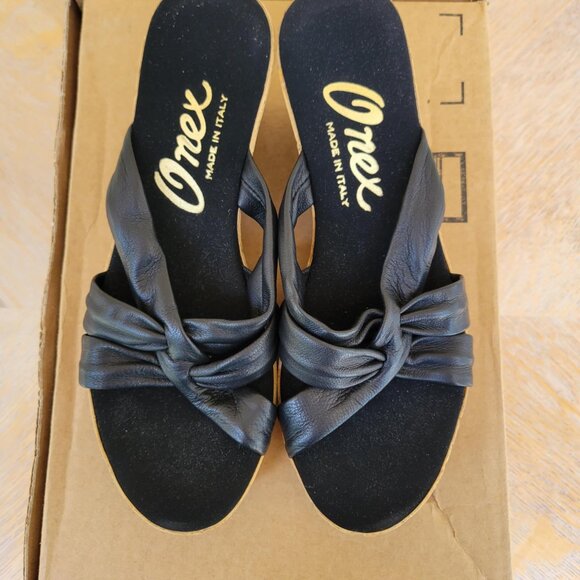 NWB ONYX WOMENS BLACK SAIL LEATHER SANDAL ITALY - Picture 1 of 5